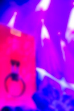 İnsanların dj konserinde arka plan bulanıklık