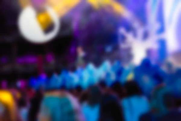 Blur fondo de la gente en el concierto de dj —  Fotos de Stock