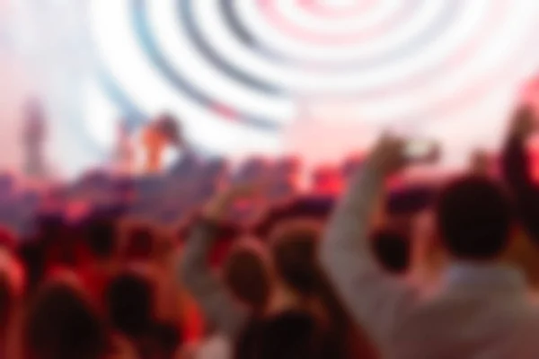 Розмитий фон людей на концерті DJ — стокове фото