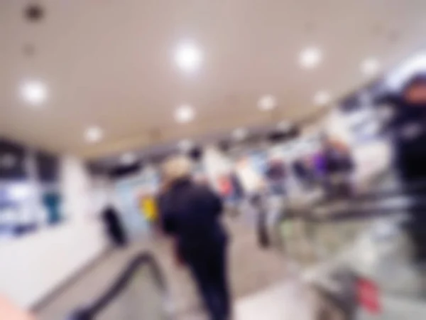 Les gens faisant du shopping dans les grands magasins thème fond flou — Photo