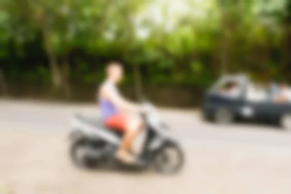 Turist på motorcykel Bali Indonesien resetemat oskärpa bakgrund — Stockfoto