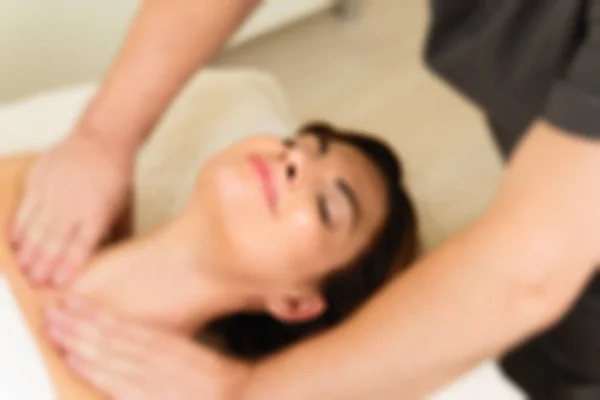 Massage an einer Frau im Wellness-Salon — Stockfoto