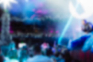 İnsanların dj konserinde arka plan bulanıklık