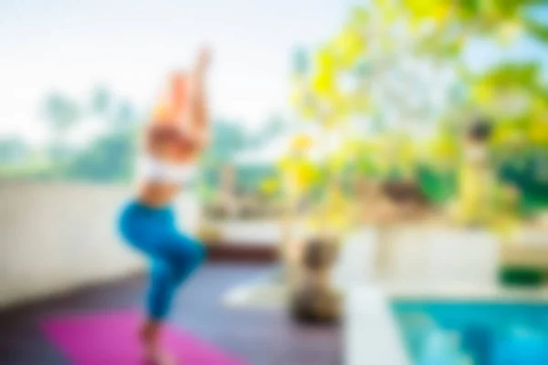 Yoga på Bali Indonesien resetemat oskärpa bakgrund — Stockfoto