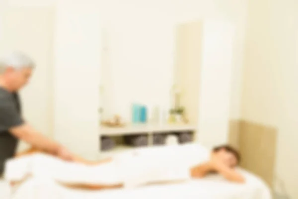 Masaje en una mujer en el salón de spa — Foto de Stock