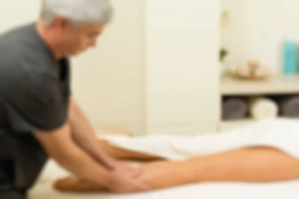 Massage an einer Frau im Wellness-Salon — Stockfoto