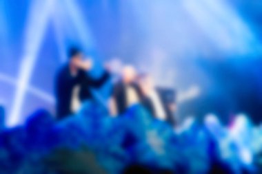 İnsanların dj konserinde arka plan bulanıklık