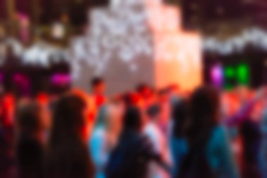 İnsanların dj konserinde arka plan bulanıklık