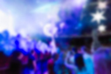 İnsanların dj konserinde arka plan bulanıklık