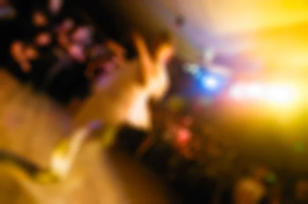 Pessoas dançando fundo borrão — Fotografia de Stock