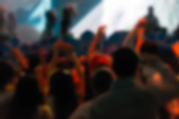 Dj コンサートで人々 の背景をぼかし — ストック写真