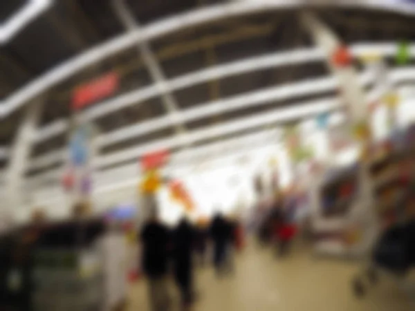 Les gens faisant du shopping dans les grands magasins thème fond flou — Photo