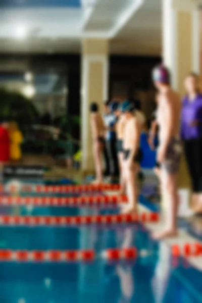 Тёмный фон соревнований по плаванию — стоковое фото