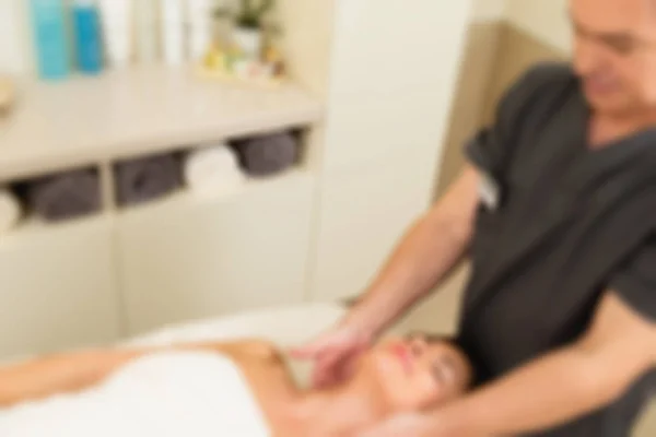 Massagem em uma mulher no salão de spa — Fotografia de Stock