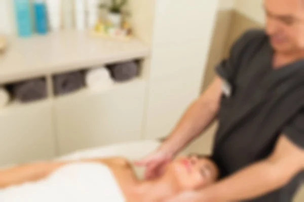 Massage op een vrouw op spa salon — Stockfoto