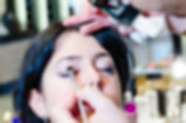 Maquillaje artista y modelo tema desenfoque fondo — Foto de Stock