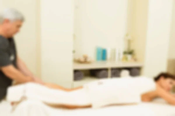 Masaje en una mujer en el salón de spa —  Fotos de Stock