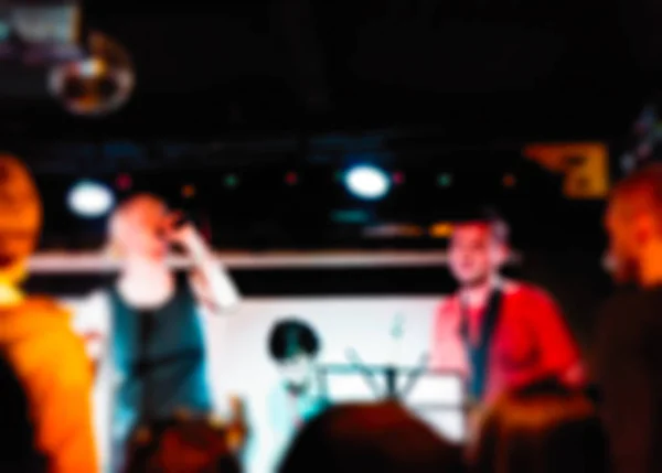 Musikaliska band uppträder live oskärpa bakgrund — Stockfoto