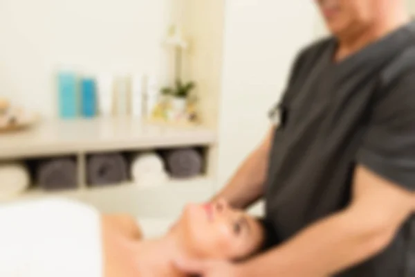 Massage op een vrouw op spa salon — Stockfoto