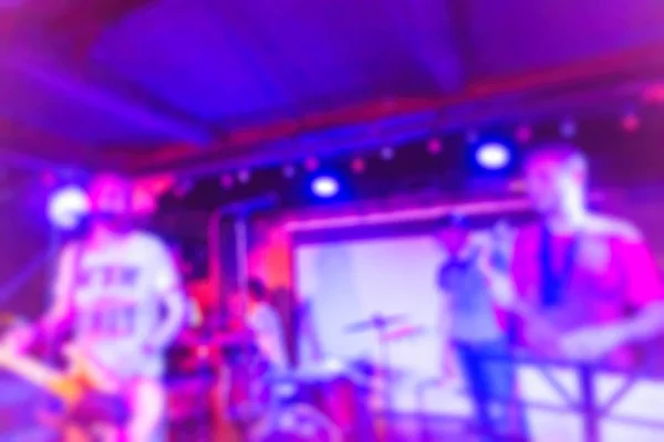 Banda musical executando fundo borrão ao vivo — Fotografia de Stock