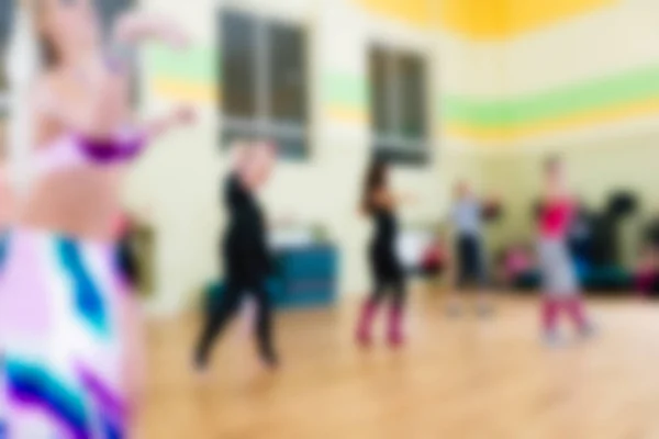 Aula de dança para mulheres desfocar fundo — Fotografia de Stock