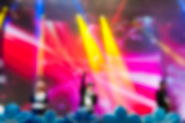 İnsanların dj konserinde arka plan bulanıklık