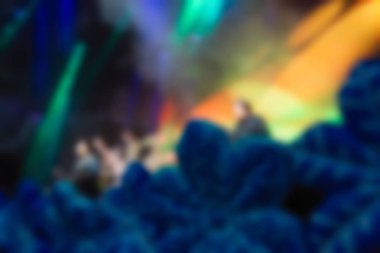 İnsanların dj konserinde arka plan bulanıklık