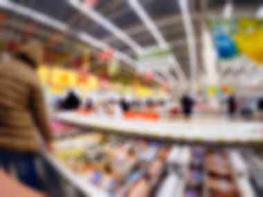 İnsanlar alışveriş mağazası temada arka plan bulanıklık