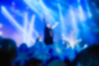 İnsanların dj konserinde arka plan bulanıklık