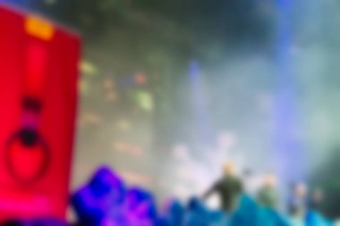 İnsanların dj konserinde arka plan bulanıklık