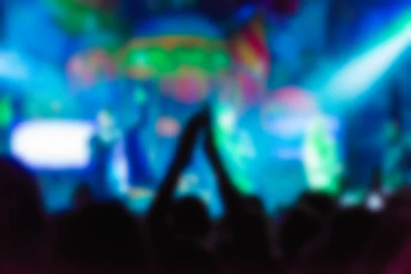 Achtergrond van mensen op het concert wazig — Stockfoto