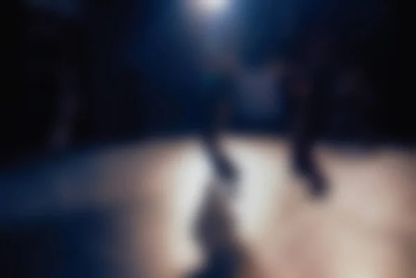 Contemporary tanssi suorituskyky bokeh hämärtää tausta — kuvapankkivalokuva