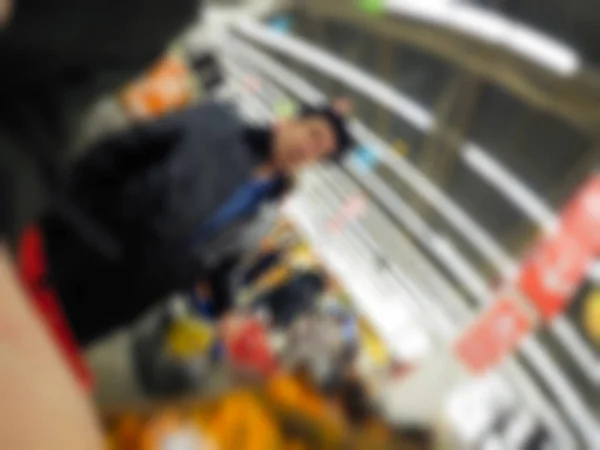 Menschen beim Einkaufen im Kaufhaus Thema verschwimmen Hintergrund — Stockfoto