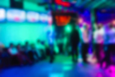 İnsanların dj konserinde arka plan bulanıklık