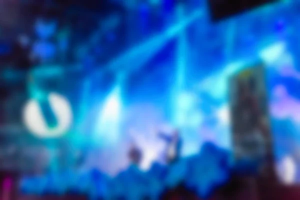 Размытый фон людей на концерте ди-джея — стоковое фото