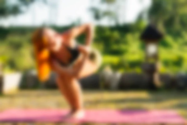 Yoga på Bali Indonesien resetemat oskärpa bakgrund — Stockfoto