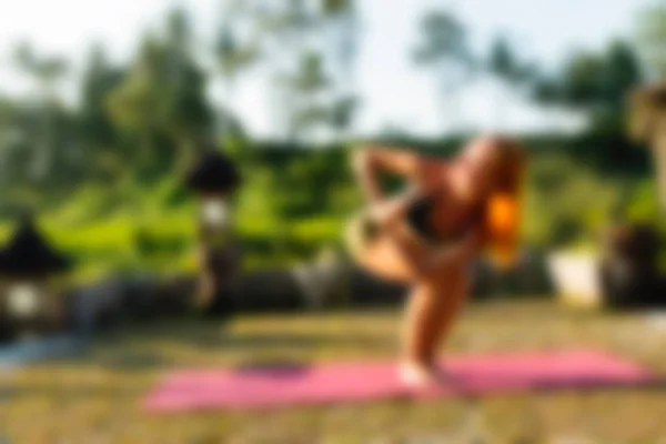 Yoga på Bali Indonesien resetemat oskärpa bakgrund — Stockfoto