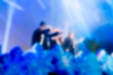 İnsanların dj konserinde arka plan bulanıklık