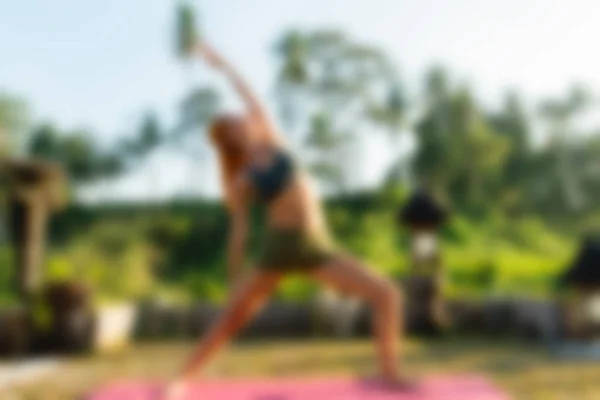 Yoga op Bali Indonesië reizen thema achtergrond wazig — Stockfoto