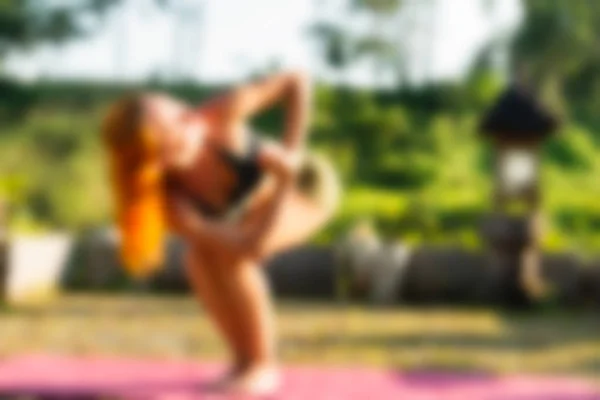 Yoga på Bali Indonesien resetemat oskärpa bakgrund — Stockfoto