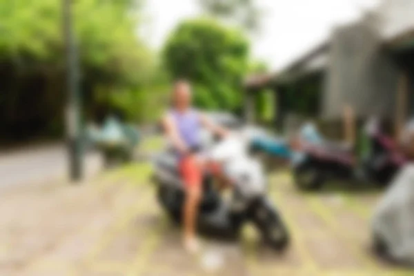Turista en moto Bali Indonesia Viajes tema desenfoque fondo —  Fotos de Stock