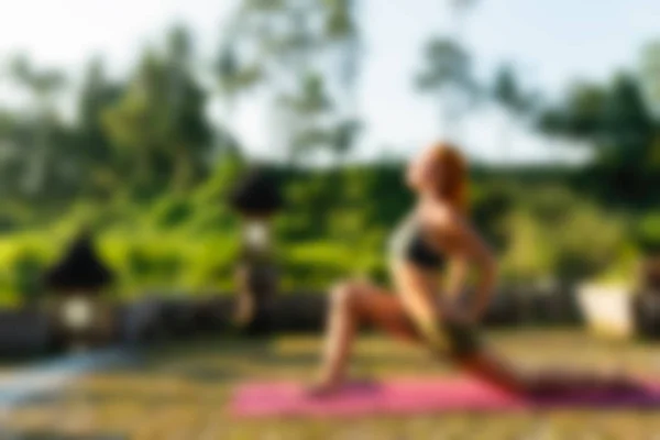 Yoga auf Bali Indonesien Reisethema verschwimmen Hintergrund — Stockfoto