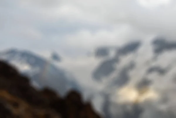 ธีมการท่องเที่ยวปีนเขาเบลอพื้นหลัง — ภาพถ่ายสต็อก