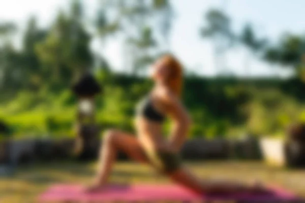 Yoga auf Bali Indonesien Reisethema verschwimmen Hintergrund — Stockfoto