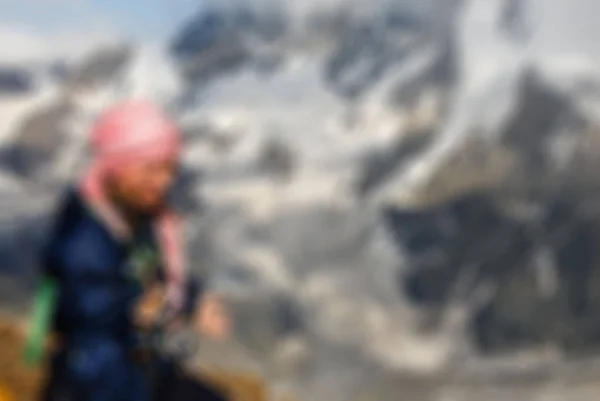 Тема альпіністського туризму розмитий фон — стокове фото