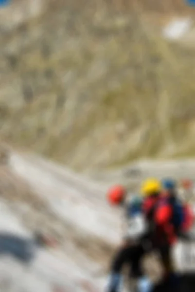Bjergbestigning turisme tema sløre baggrunden - Stock-foto