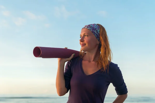 Femme avec tapis de yoga — Photo