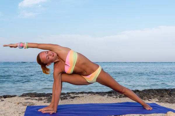 Femme faisant du yoga — Photo