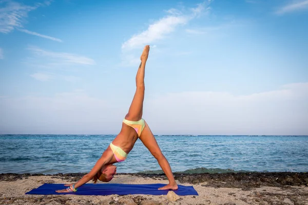 Kvinna som gör yoga — Stockfoto