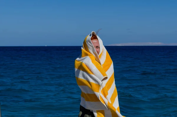 Ung kvinna i handduk — Stockfoto